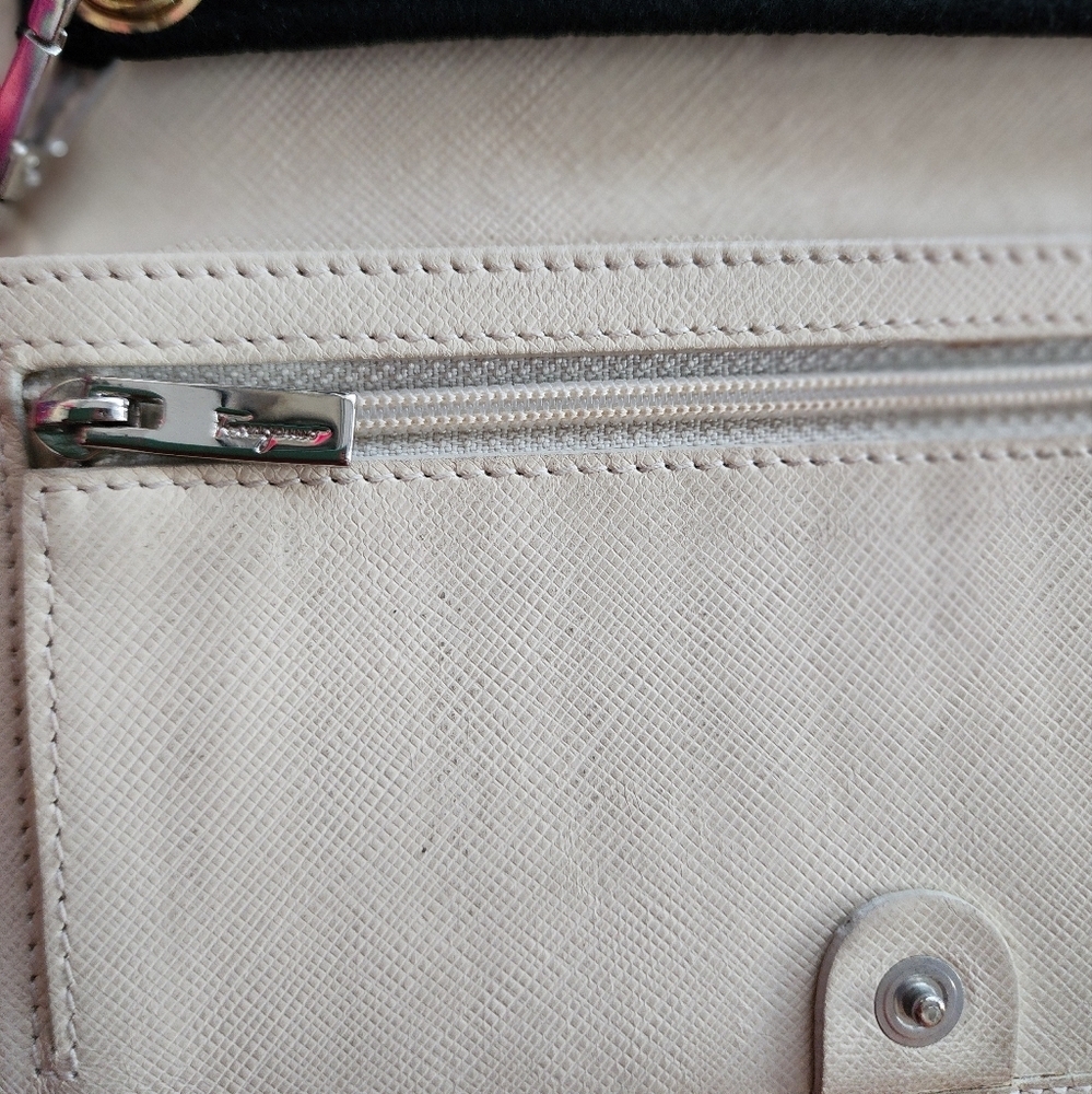 Vintage Salvatore Ferragamo Cream White Leather Wallet - Picture 4 of 10